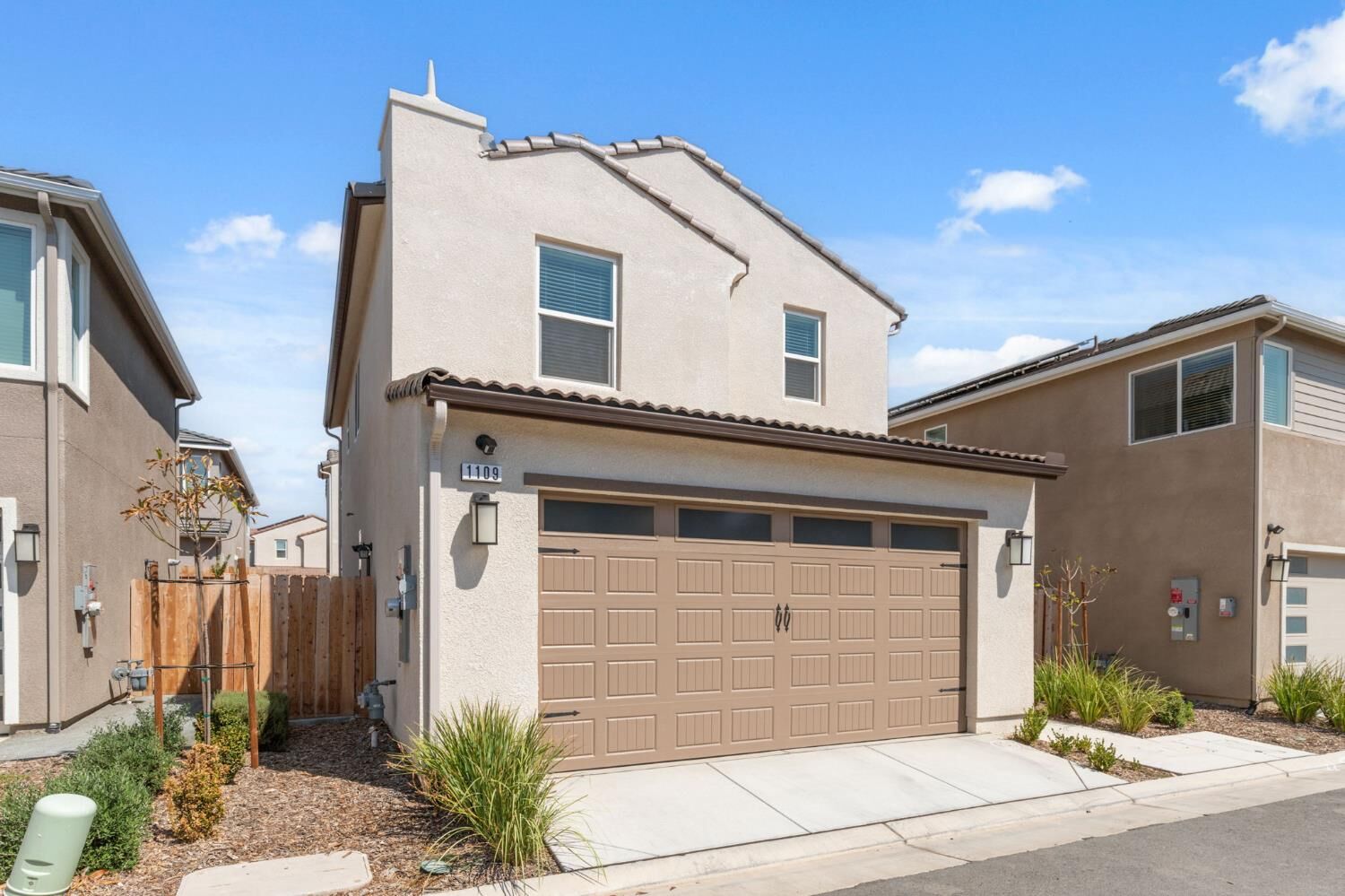 Property Photo:  1109 Royalty Way W  CA 93636 