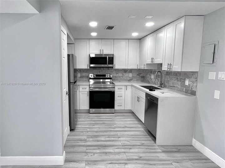 Property Photo: 4174 Inverrary Dr 412 FL 33319