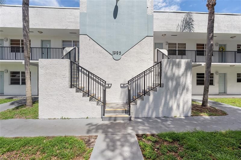 Property Photo: 1925 Madison St 12 FL 33020