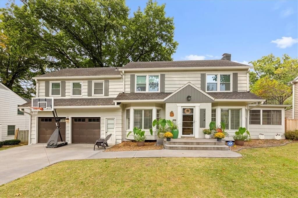 Property Photo:  1214 W 67th Terrace  MO 64113 
