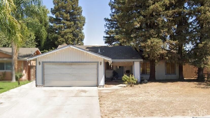 Property Photo: 2634 N Elm Street CA 93291