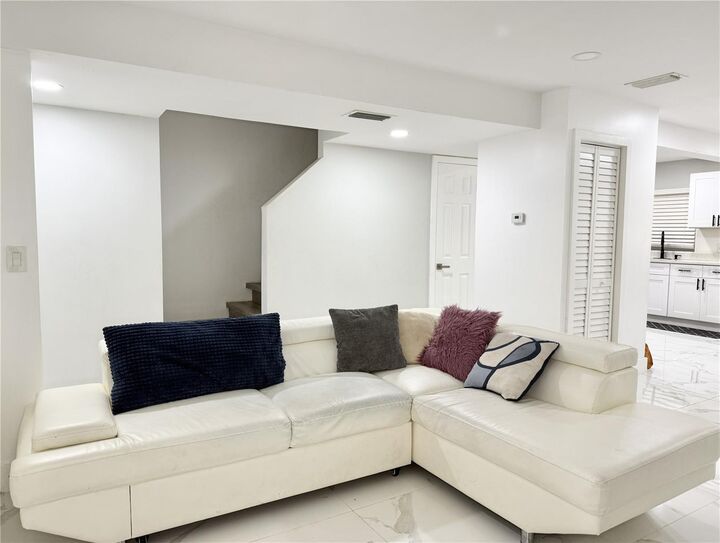 Property Photo:  5118 Tennis Court Cir 5118  FL 33617 