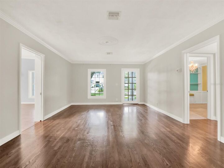Property Photo:  130 W Kings Way  FL 32789 