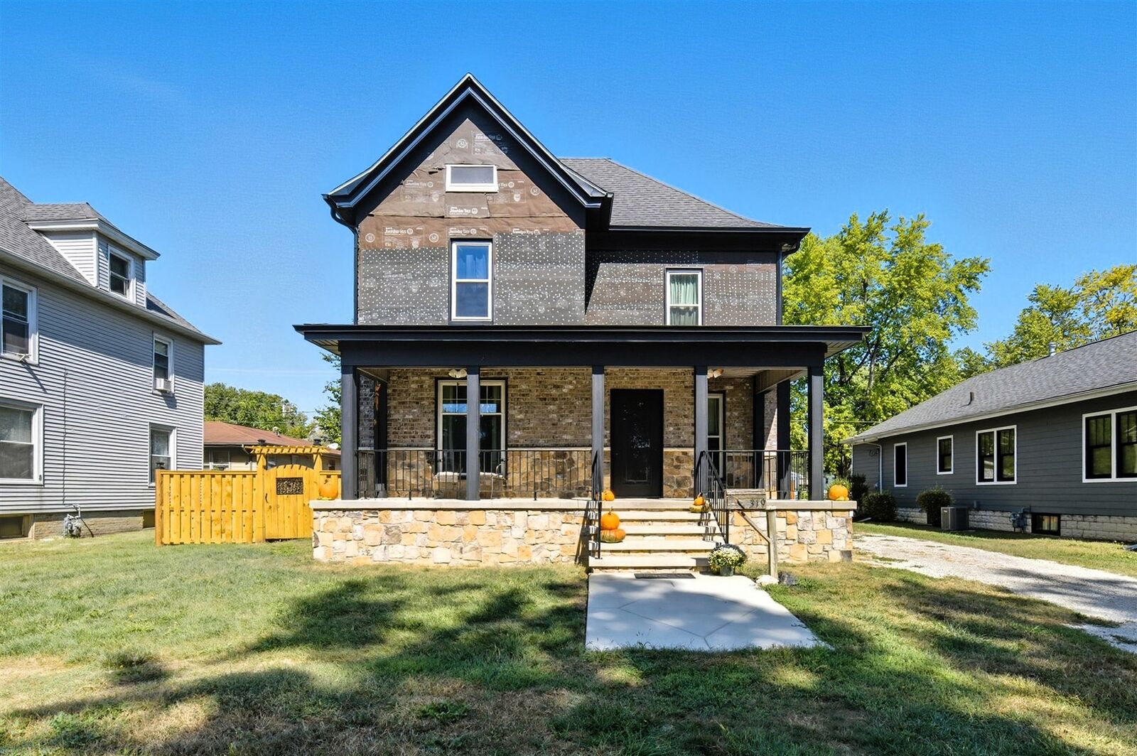 Property Photo:  319 W Moulton Street  IL 61764 