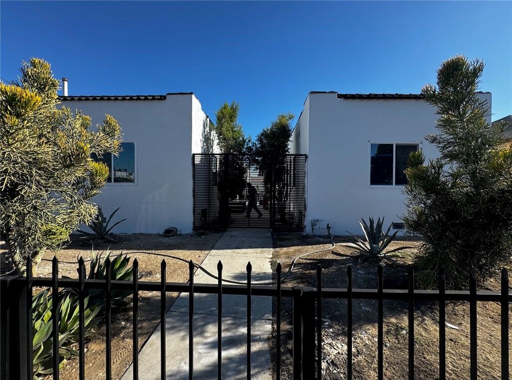 Property Photo:  1018 E 79th Street  CA 90001 