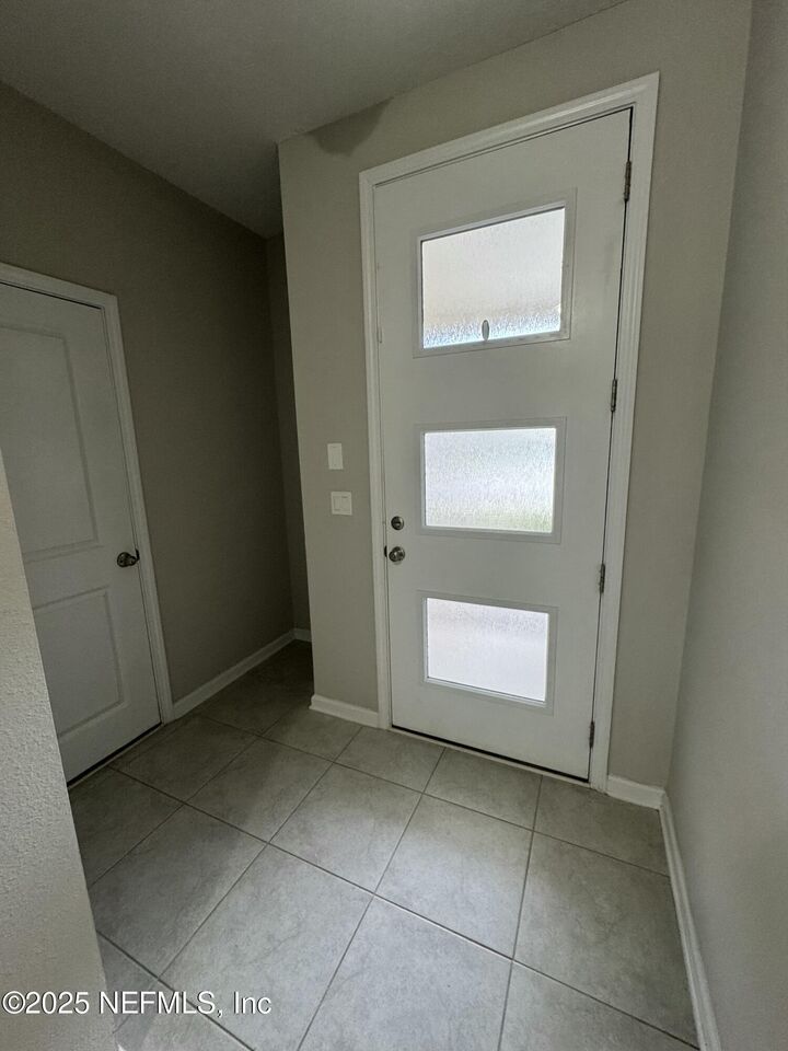 Property Photo: 11233 Minnetta Court FL 32256