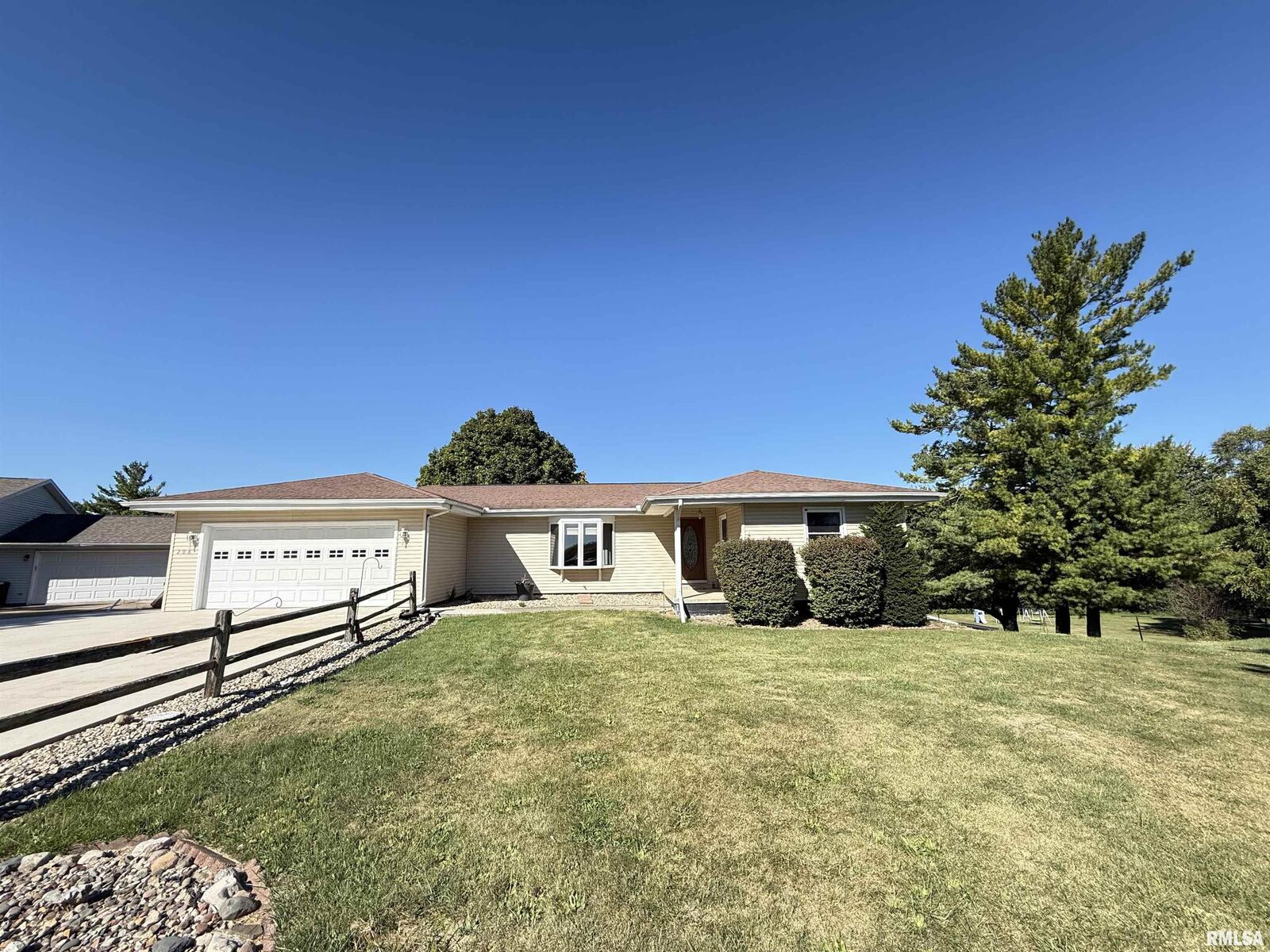 Property Photo: 206 Pine Circle IL 61530
