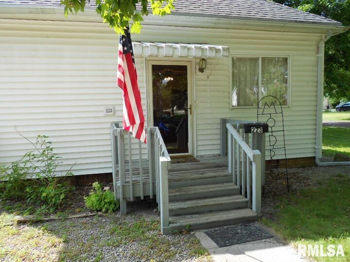 Property Photo:  223 N Linden Street  IL 61369-9004 