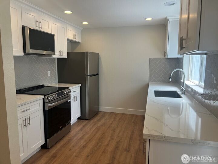 Property Photo:  14309 NE 7th Place 3  WA 98007 