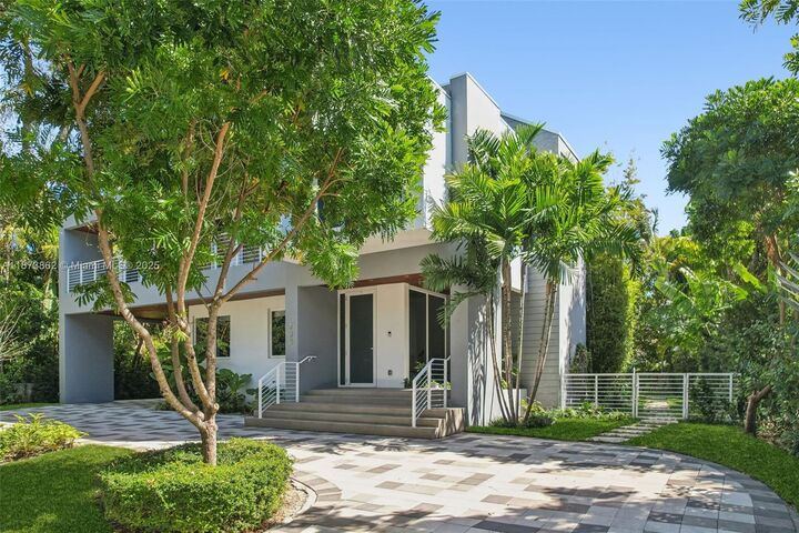 Property Photo:  425 Harbor Dr  FL 33149 