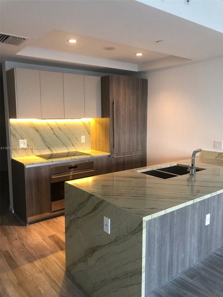 Property Photo:  801 S Miami Ave 3903  FL 33130 