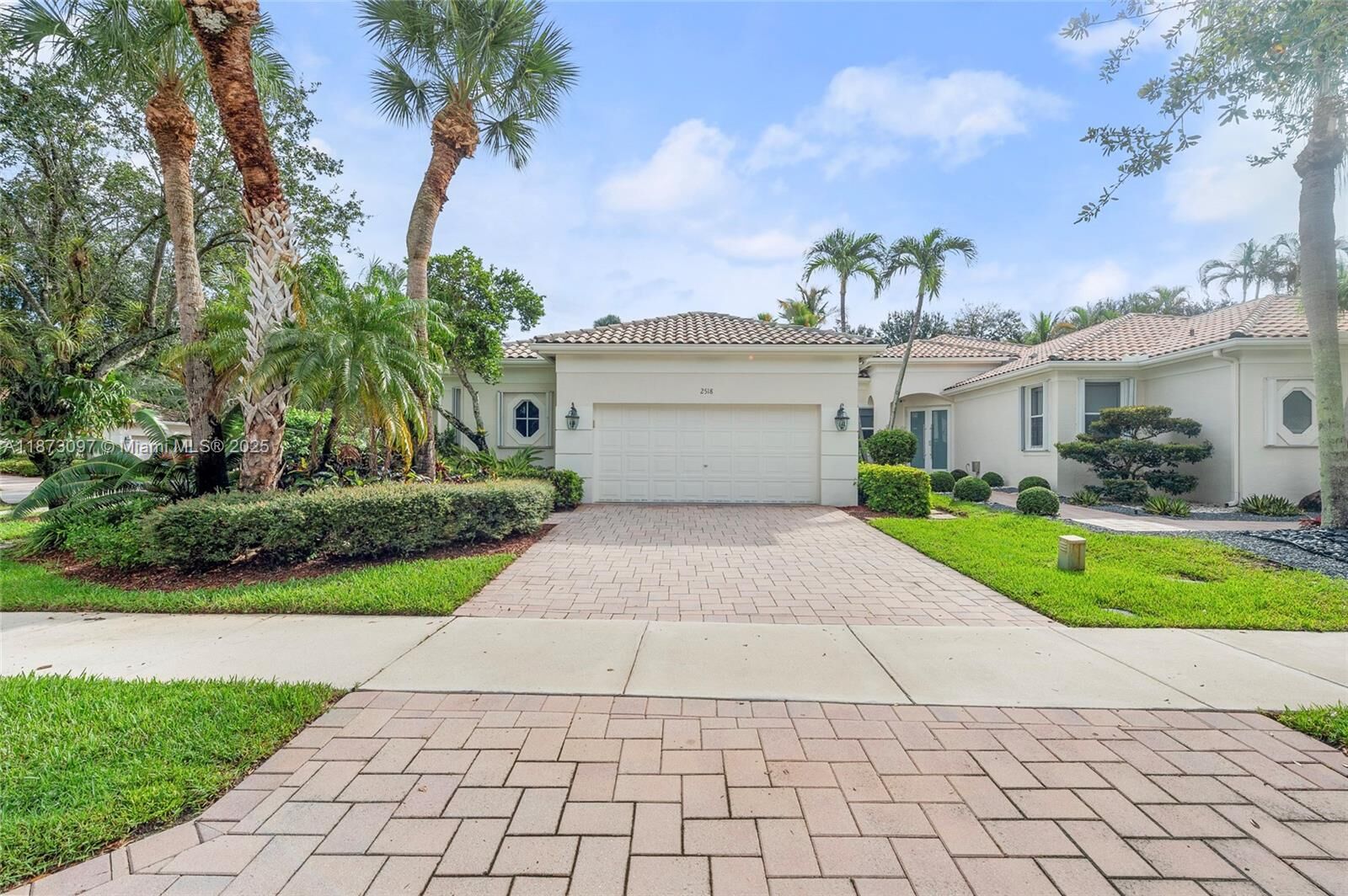 Property Photo: 2518 Bay Pointe Ct FL 33327