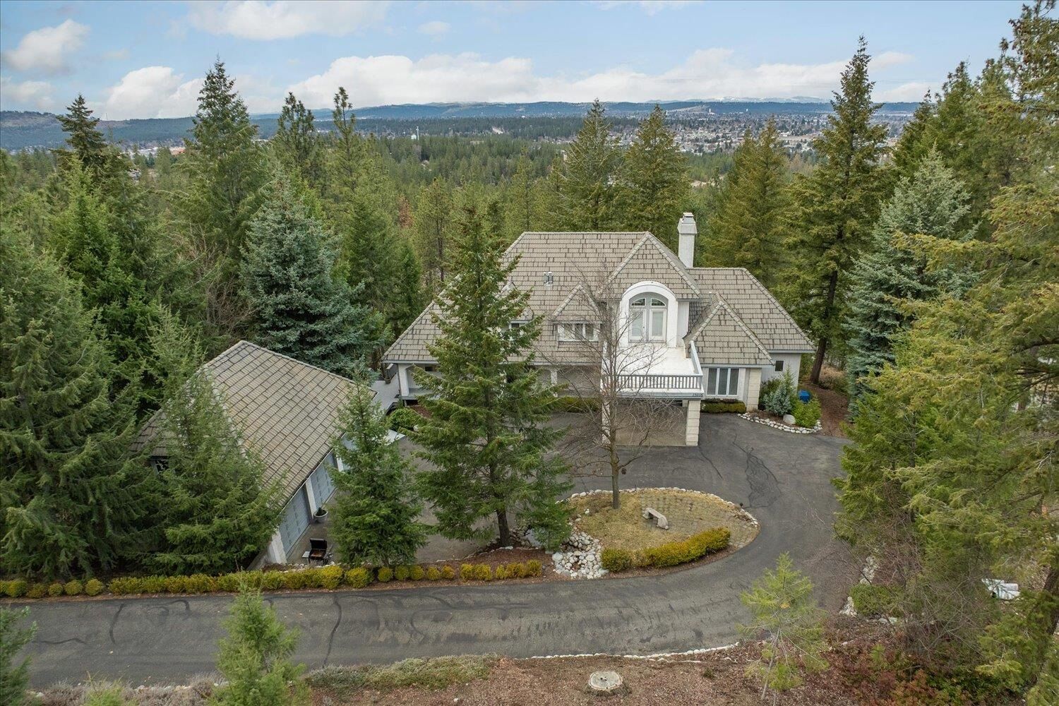 Property Photo: 15016 E Bella Vista Ln WA 99037