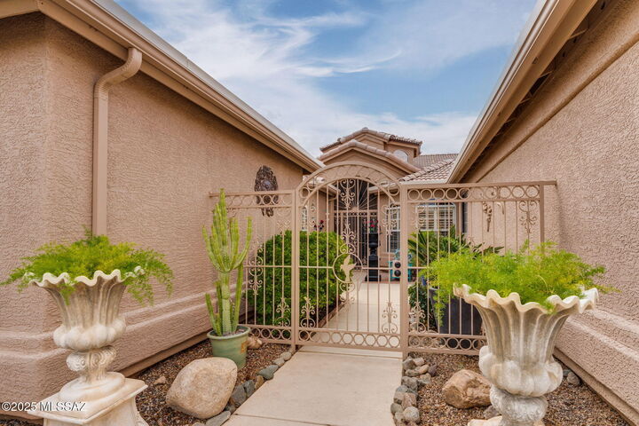 Property Photo: 63713 E Edgeview Lane AZ 85739