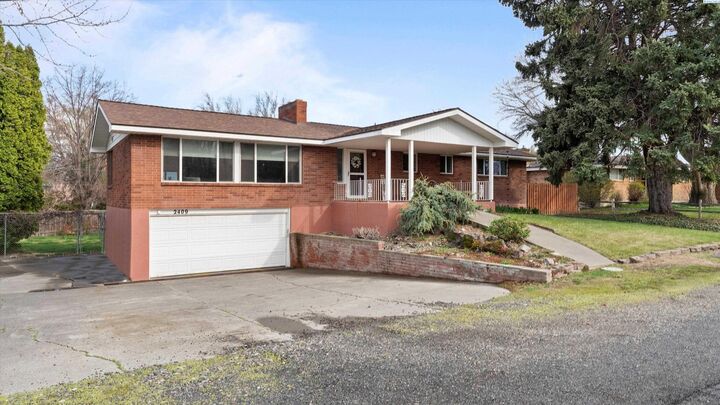 Property Photo: 2409 S Fruitland St WA 99337