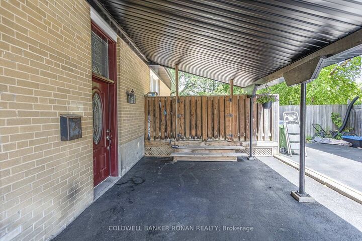 Photo de la propriété: 20 Hallow Crescent ON M9W 2V9