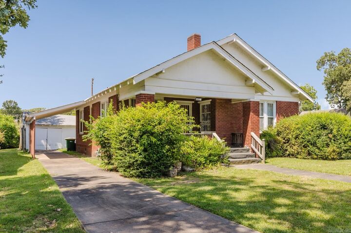 Property Photo:  3217 N Pine St  AR 72116 