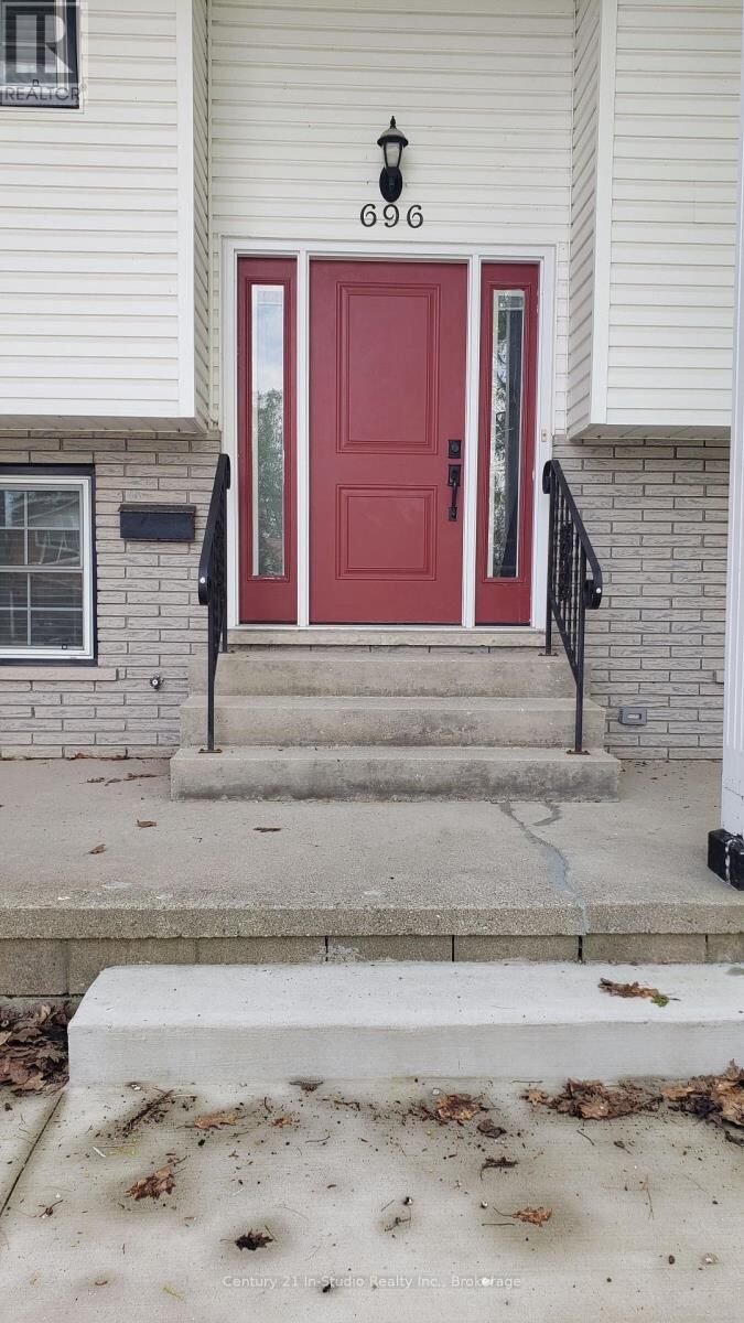 Property Photo:  696 Christopher Drive Unit 1  ON N0H 2C3 