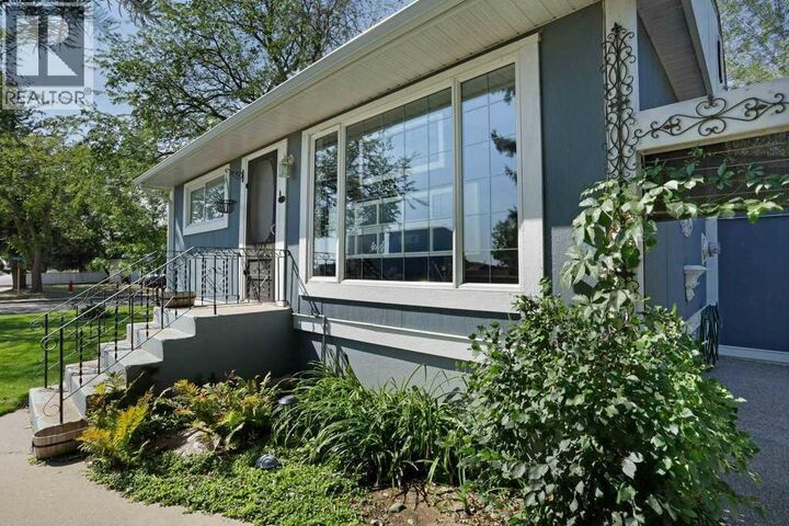 Property Photo:  4 Spruce Avenue West  AB T1R 1C5 