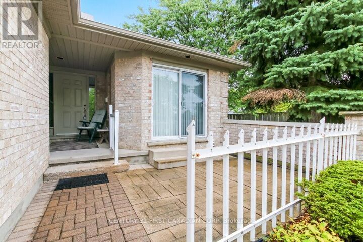 Property Photo: 825 Shelborne Street 17 ON N5Z 5B7