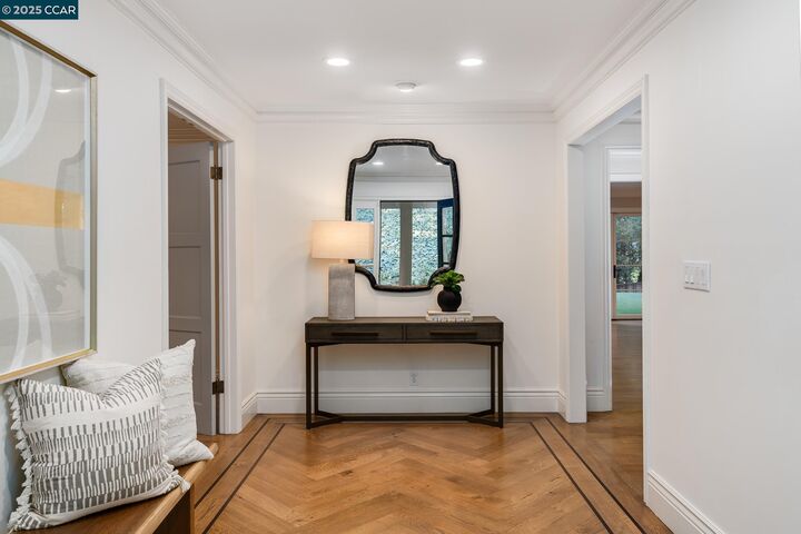 Property Photo:  27 Squire Ct  CA 94507 