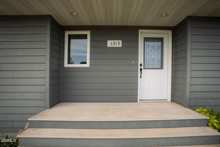 Property Photo:  1315 8th Street SW  ND 58401 