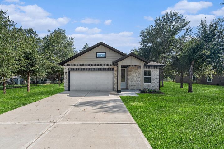 Property Photo: 708 Azalea St TX 77484