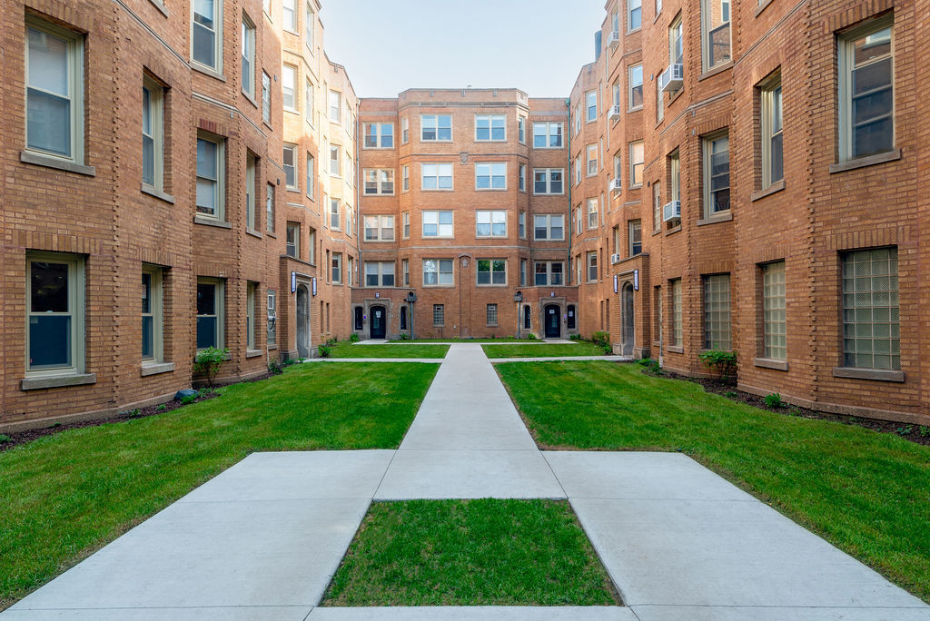 Property Photo:  1347 W Estes Avenue E1  IL 60626 
