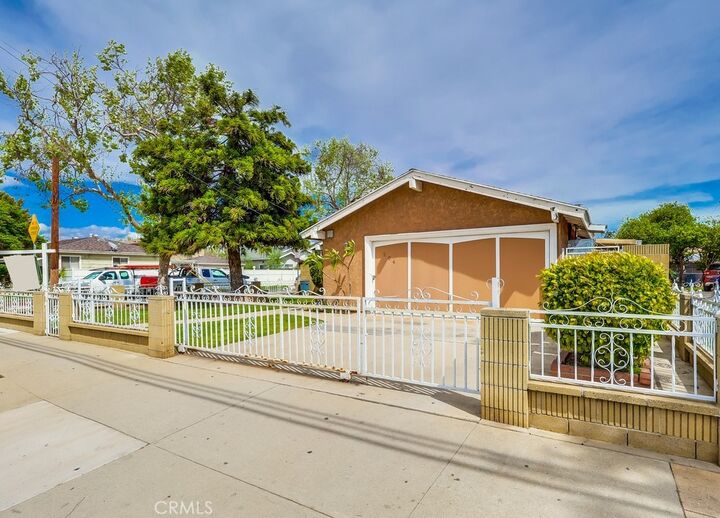 Property Photo:  204 N Poplar Avenue  CA 90640 
