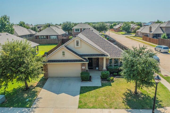 Property Photo: 1104 Longhorn Drive TX 76227