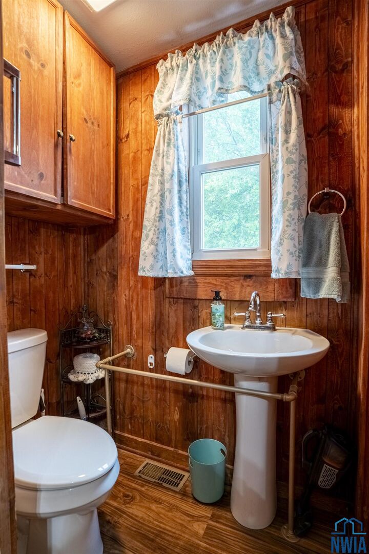 Property Photo:  1240 Central Ave SE  IA 51031