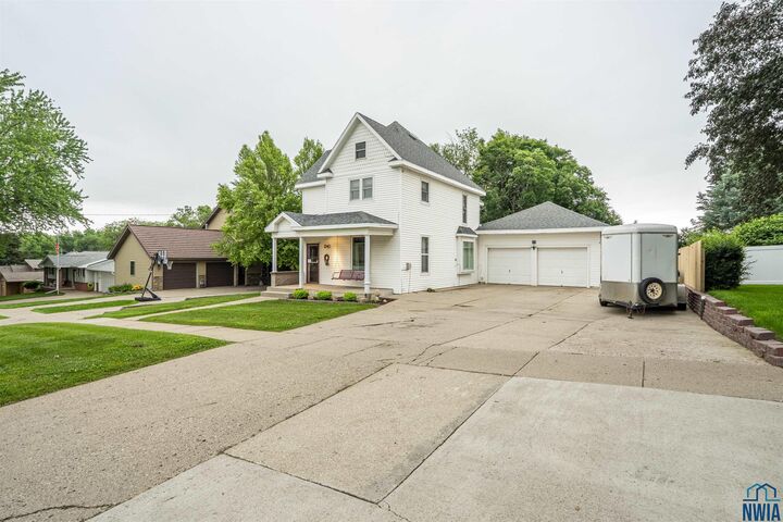 Property Photo: 1240 Central Ave SE IA 51031
