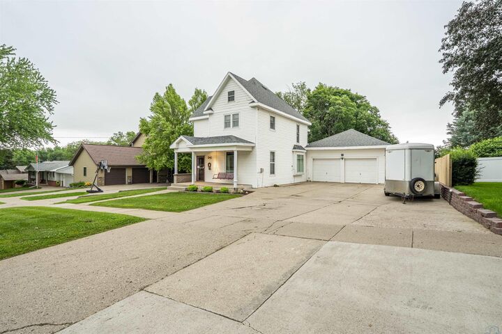 Property Photo: 1240 Central Ave SE IA 51031