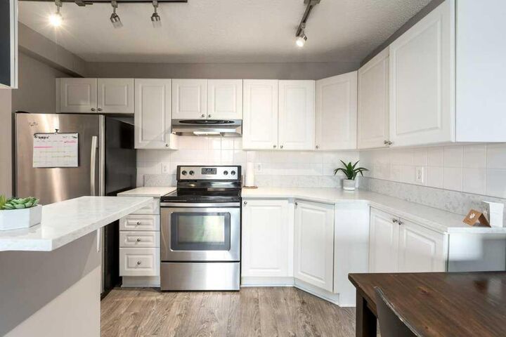 Property Photo: 1330 15 Avenue SW 608 AB T3C 3N7