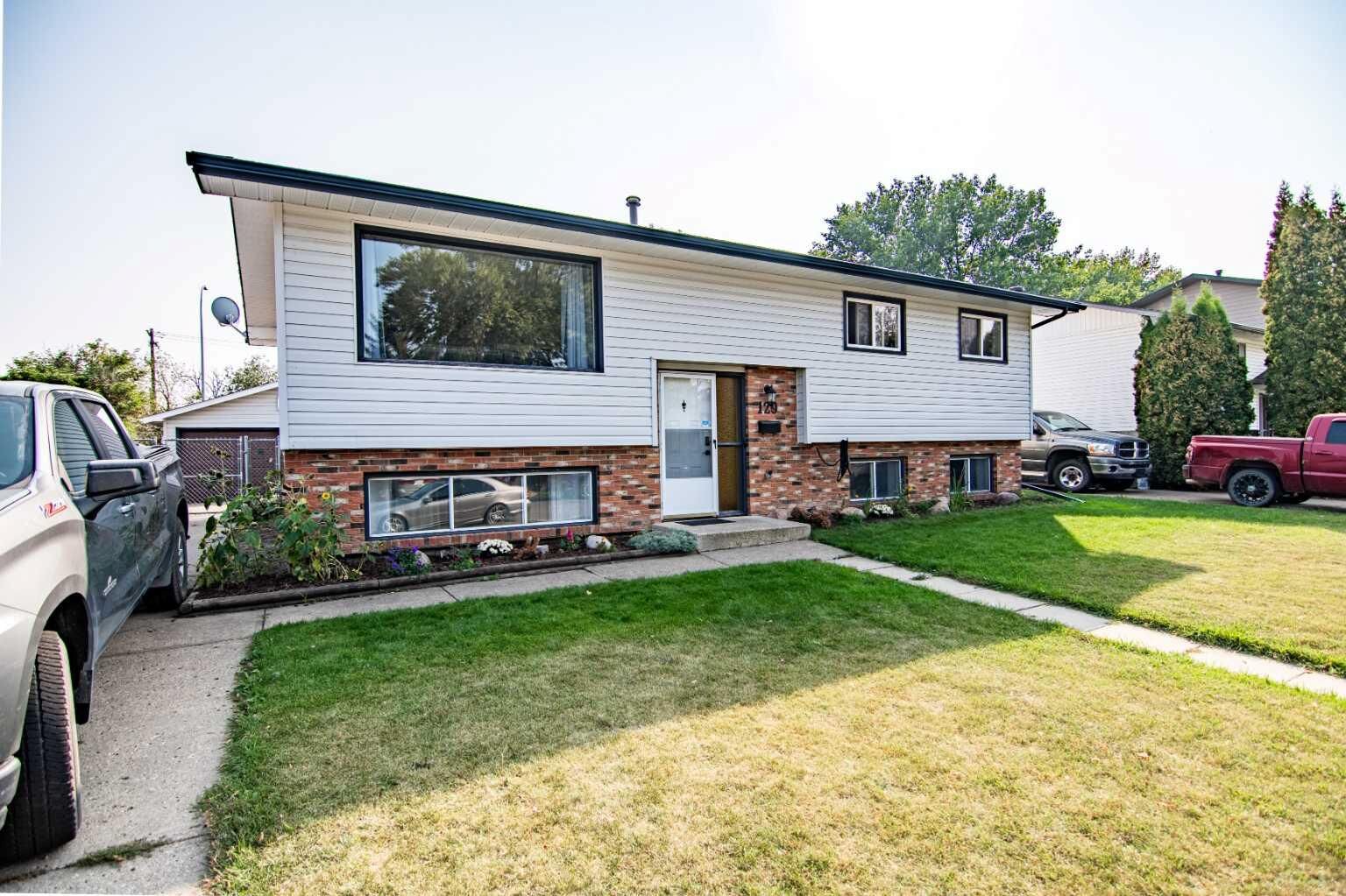 Property Photo: 129 Wiltshire Boulevard AB T4N 6B4