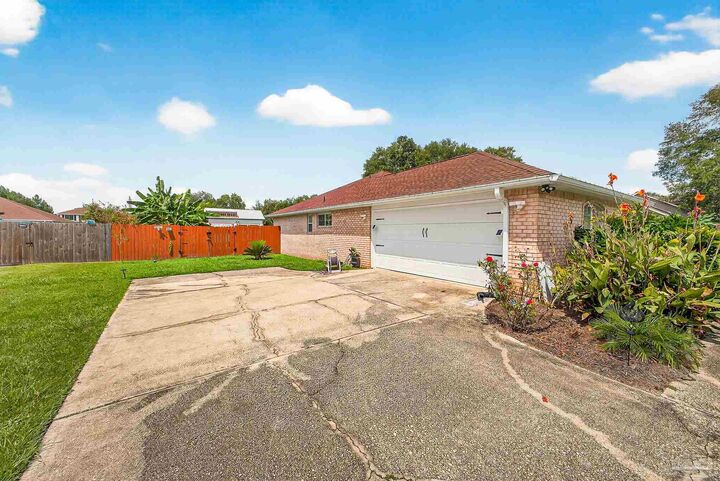 Property Photo: 10051 Bristol Park Rd FL 32533