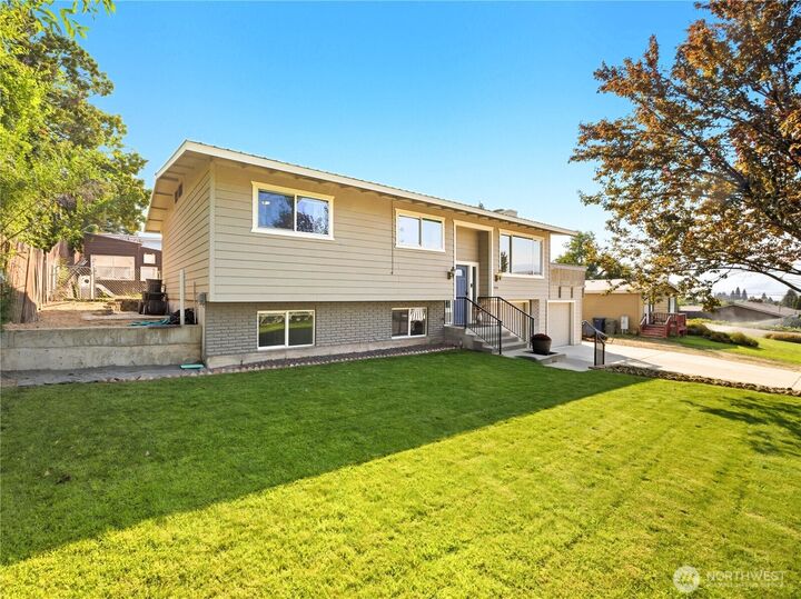 Property Photo: 507 N Larch Avenue WA 98802
