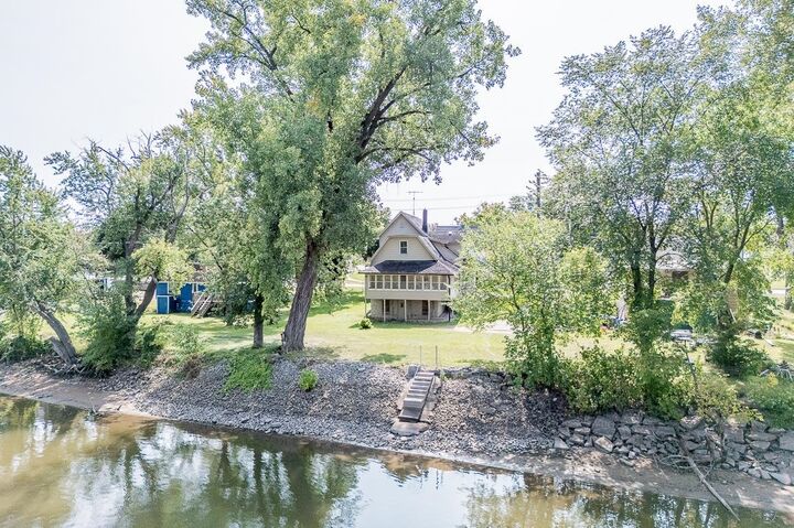 Property Photo:  211 E Wolf River Avenue  WI 54961-1470 