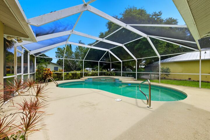 Property Photo:  1316 41st Avenue  FL 32960 