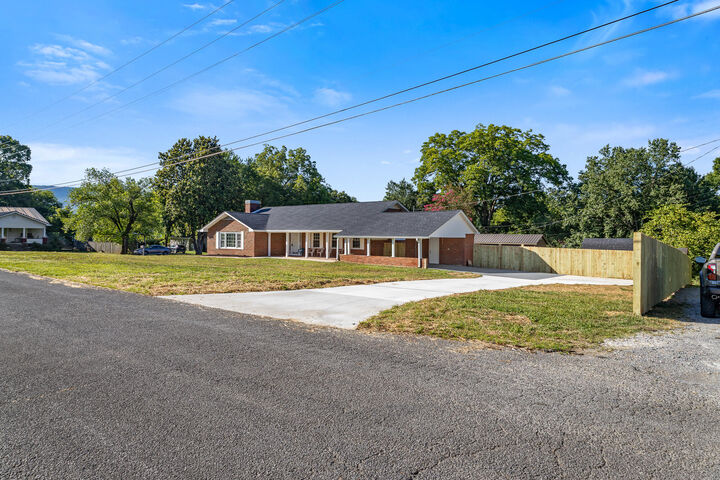 Property Photo: 1100 Washington Avenue TN 37331