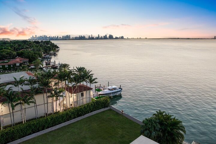 5226 N Bay Rd  Miami Beach FL 33140 photo