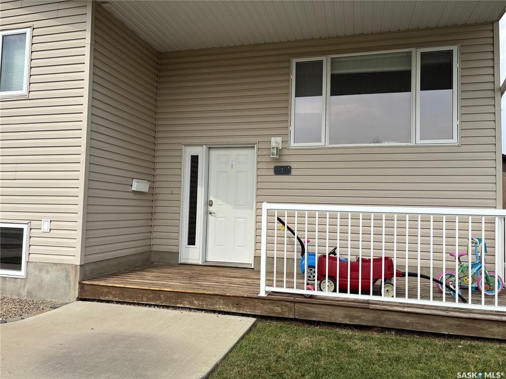 Property Photo:  813 Lochwood Place  SK S9H 4W9 