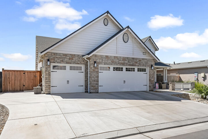 Property Photo:  1849 Softwind Drive  CA 93274 