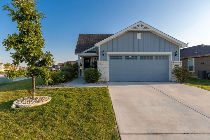 Property Photo: 101 Bristol Cove TX 78633