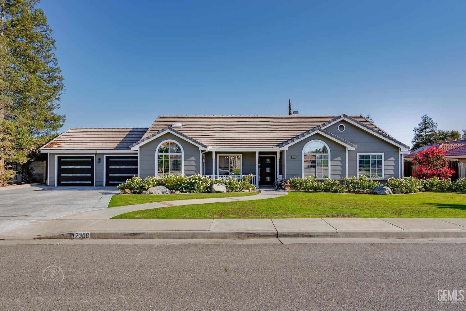 Property Photo: 7306 Clifftop Way CA 93306