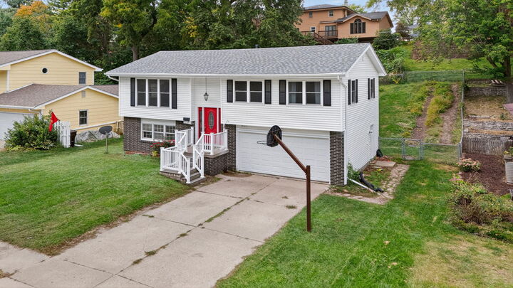 Property Photo: 1527 Meadowlane Avenue IA 50010