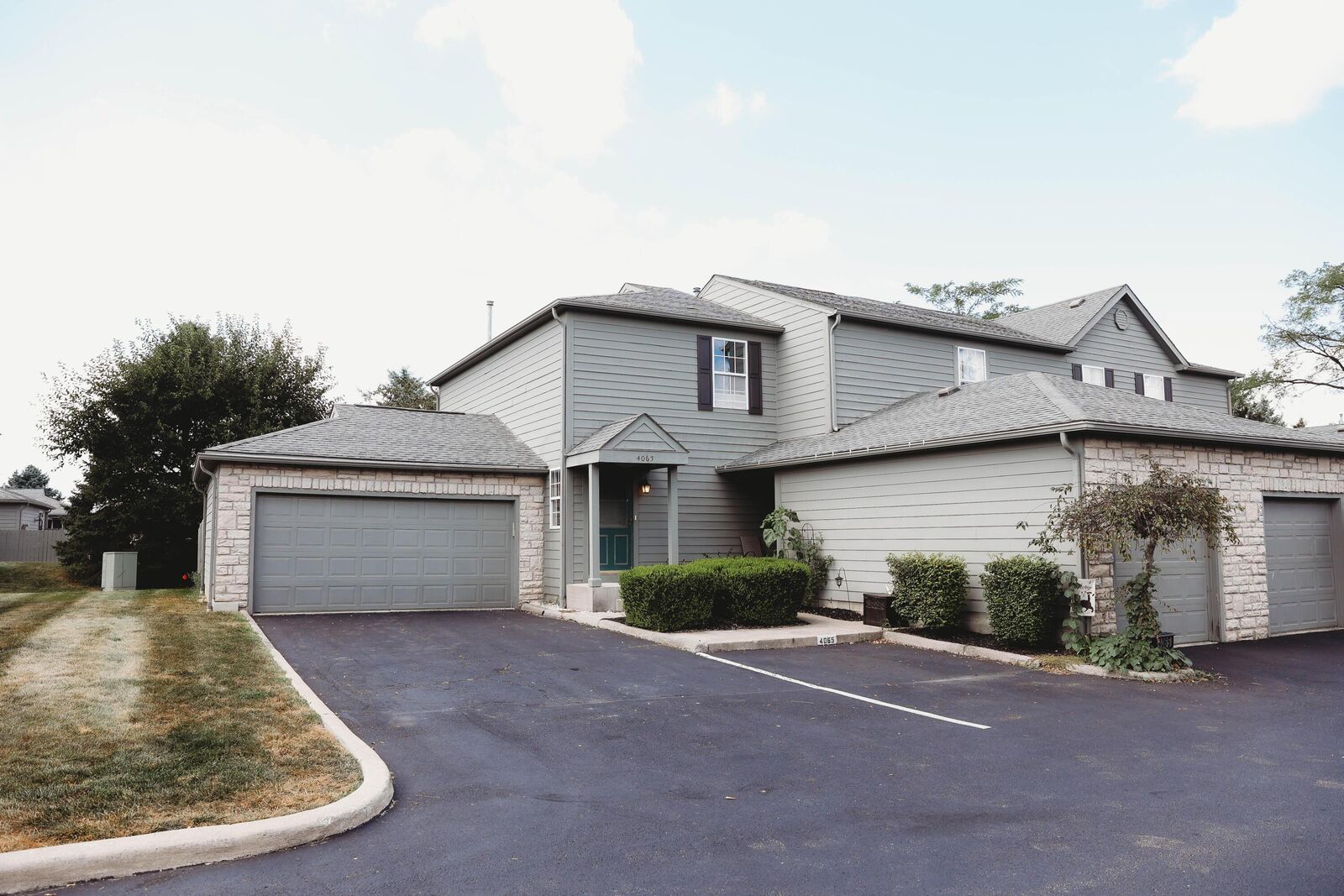 Property Photo: 4063 Parkcove Drive OH 43230