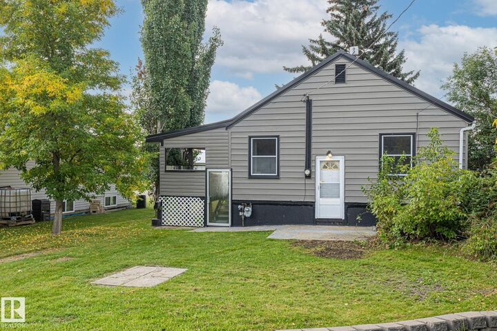Photo de la propriété:  5008 54 Avenue  AB T0E 2K0 