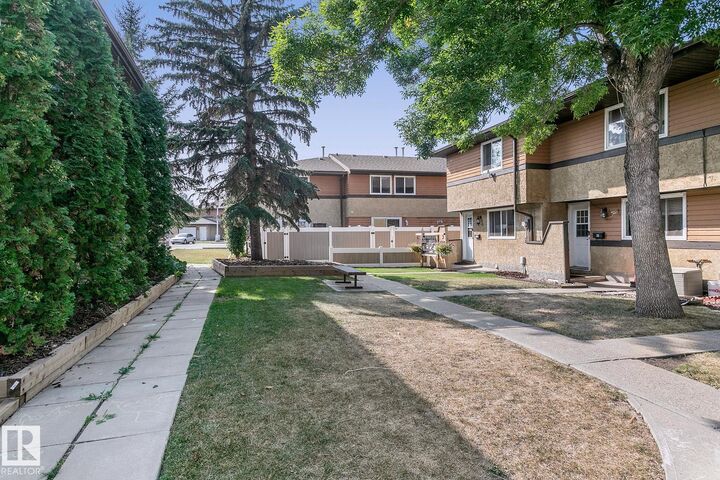 Property Photo:  125 Woodborough Way NW  AB T5Y 1N2 