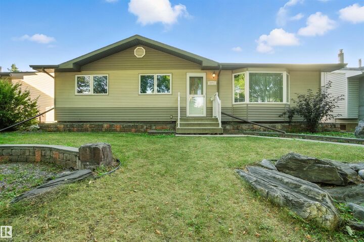 15711 89 Avenue NW  Edmonton AB T5R 4R4 photo